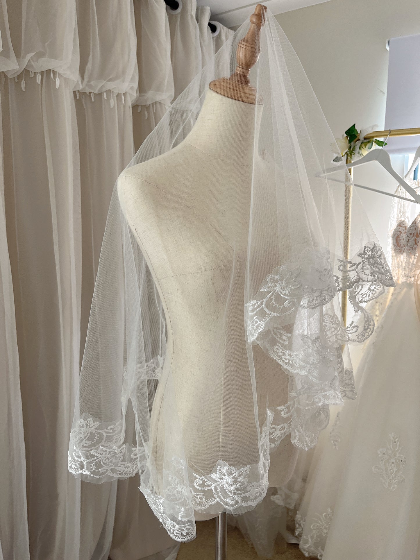 Embroidered Edge Veil (no comb)